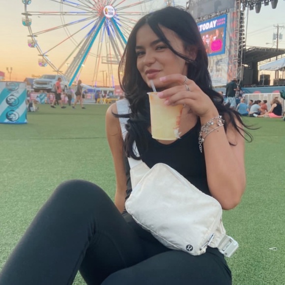 Meet your Posher, Mia - Picture 4 of 7